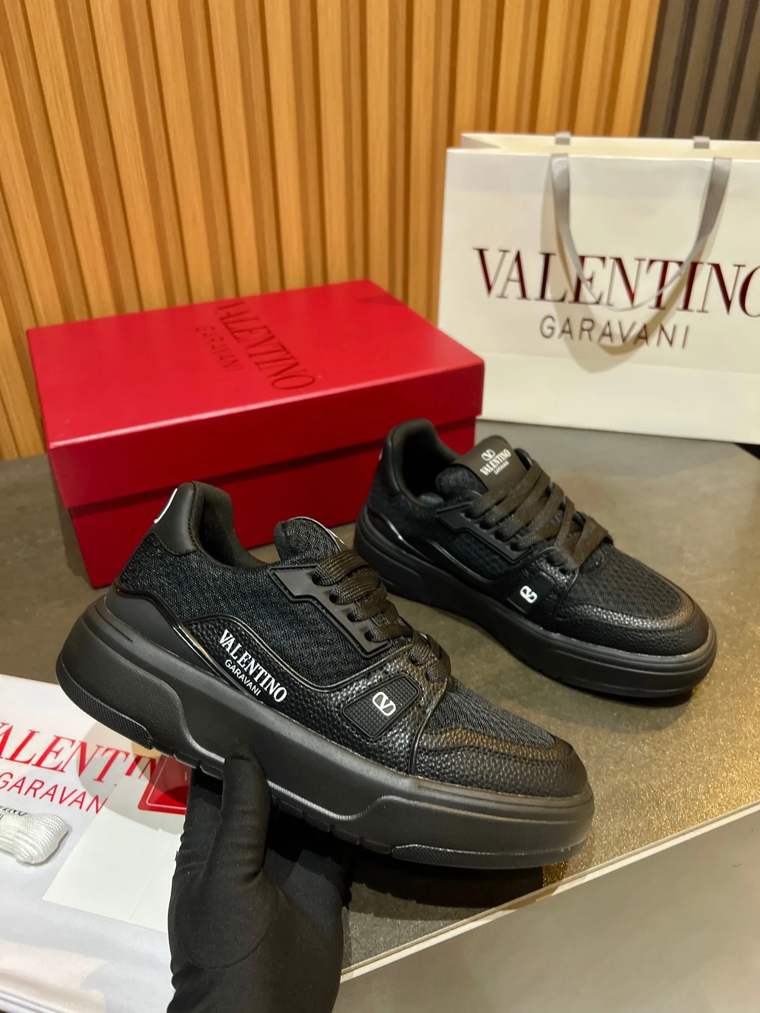Men's men's shoes 💰640 VLNT Valentino 𝑶𝒏𝒆𝑺𝒕𝒖𝒅 Couple's sneakers series Valentino 2025 latest couple's sneakers, same style for celebrities, hot sale. Original ZP purchase and dismantling. Repeated pattern making and modification. Trying to restore 1:1 original version! Top luxury masterpiece, soft and comfortable, breathable and light, combines fashion and leisure, brings excellent and elegant texture and excellent on-foot comfort. Top purchasing version upper: imported high-end breathable mesh/original oil edge craftsmanship. Inner: imported mesh. Outsole: original development 𝐓𝐏𝐔 two-color combination outsole. Packaging: original configuration complete package. Code number: 35/44 (customized 45 46). Can be customized (self-labeled - no label) order.
